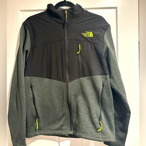 Iight weight Northface men’s jacket with neon accents